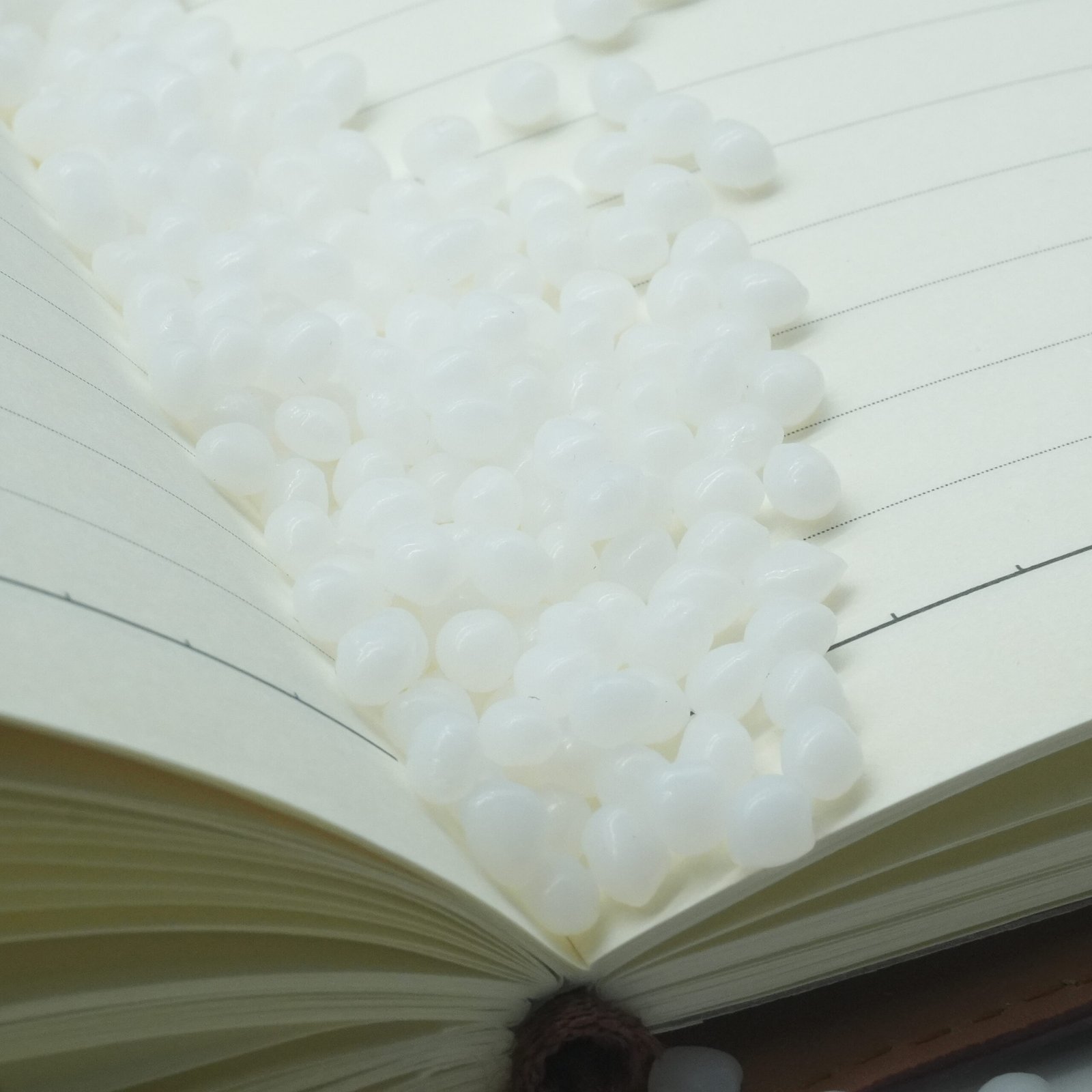 Transparent binding book glue granules