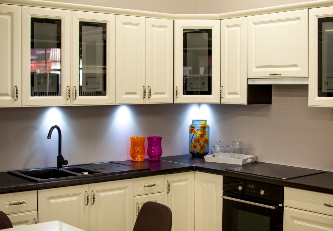 Kitchen cabinets with high gloss edge banding